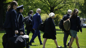 El nuevo 'truco' de Biden para disimular su extraño andar