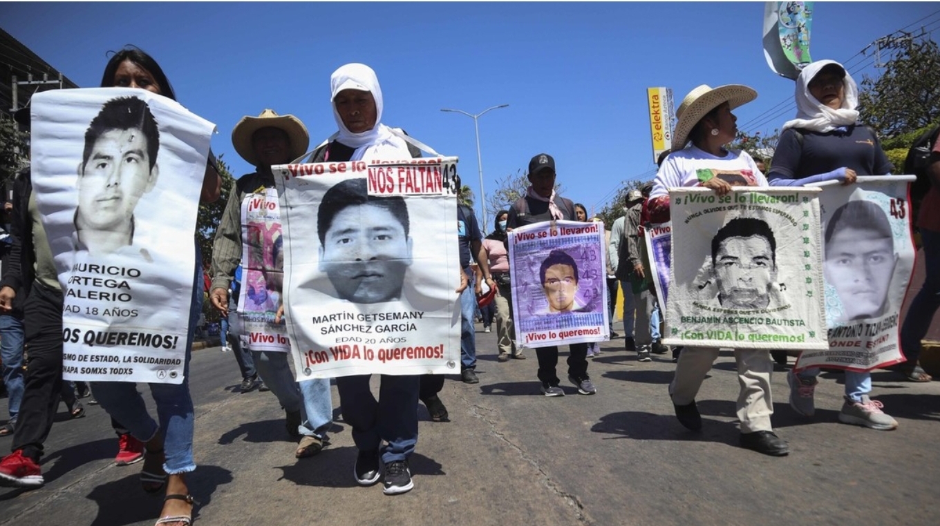 Familiares de normalistas de Ayotzinapa marchan en la Ciudad México