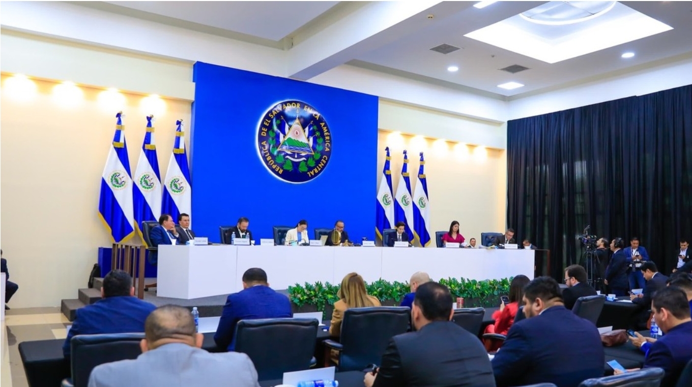 Parlamento de El Salvador aprueba una reforma clave para acelerar cambios a la Constitución