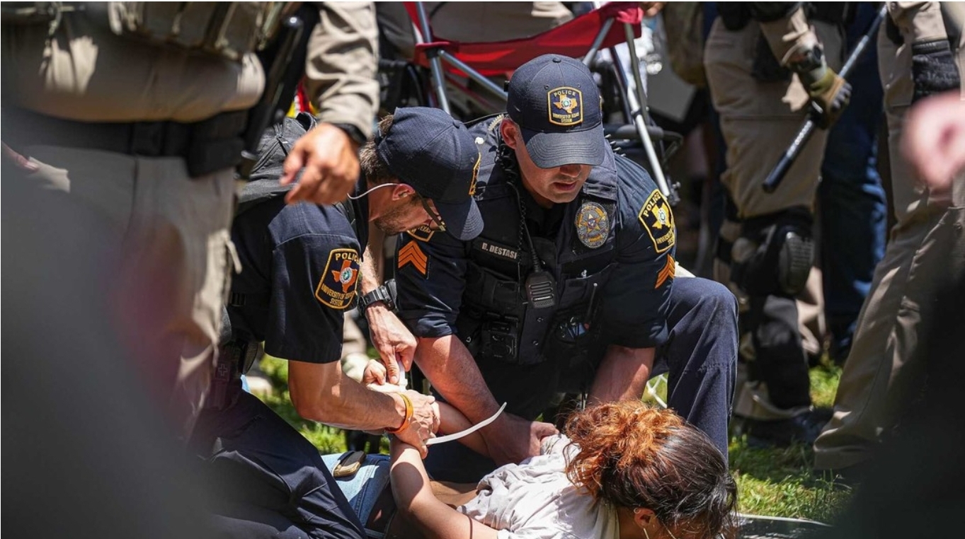 Violenta represión y detenciones de estudiantes propalestinos en Texas
