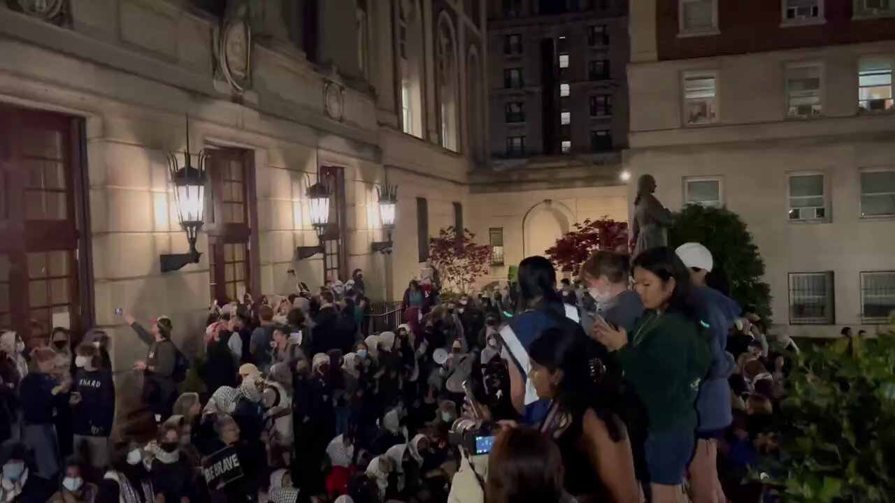 Manifestantes propalestinos rompen las ventanas y se atrincheran en la Universidad de Columbia