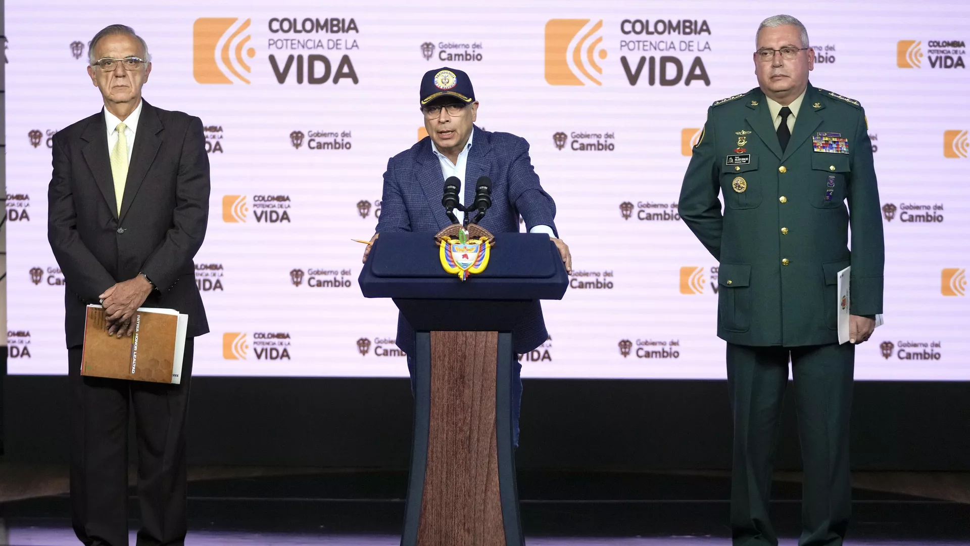Petro denuncia una red ilícita de tráfico de armas dentro del Ejército de Colombia
