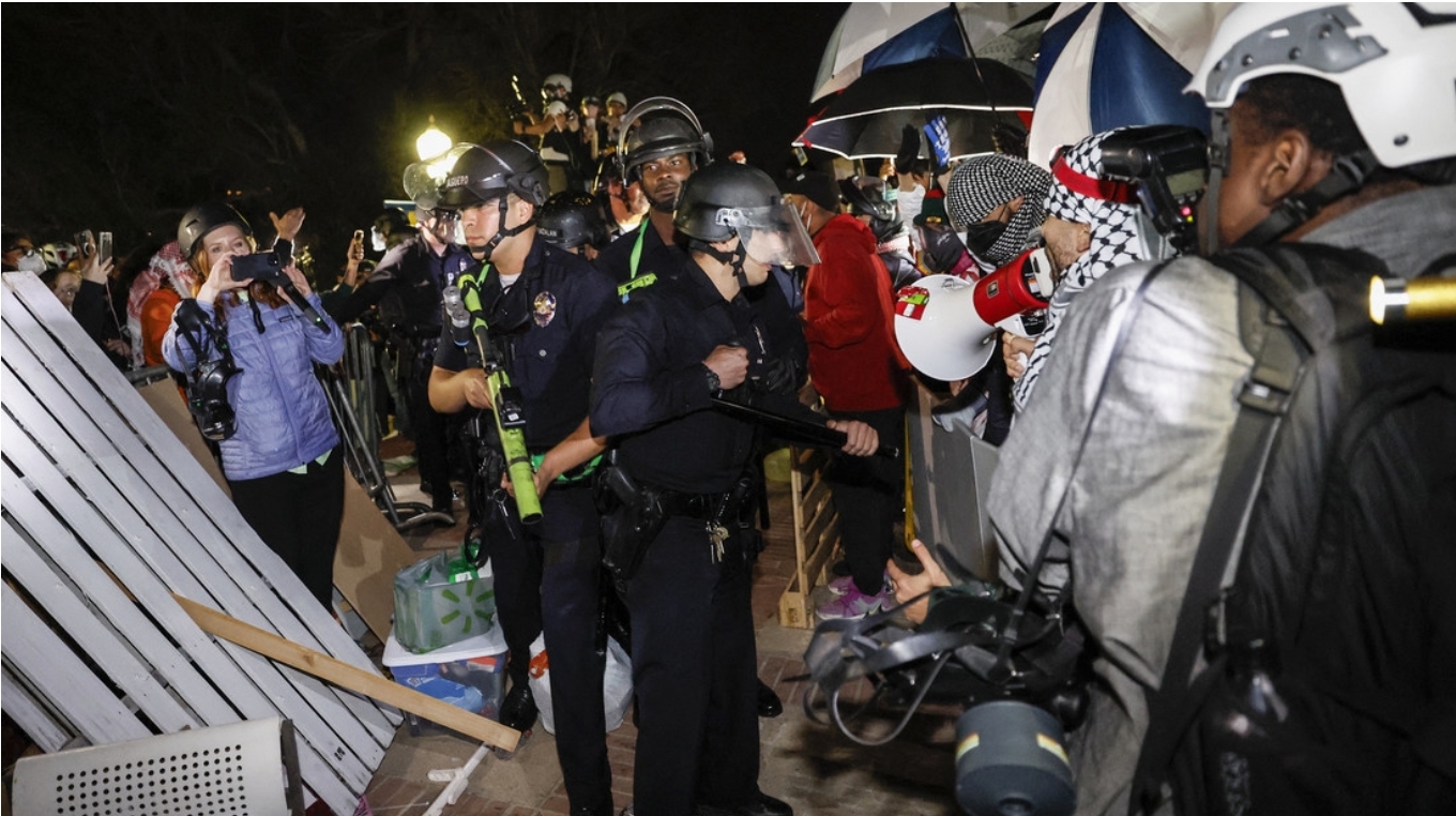 Policía intenta desalojar protesta propalestina en la Universidad de California