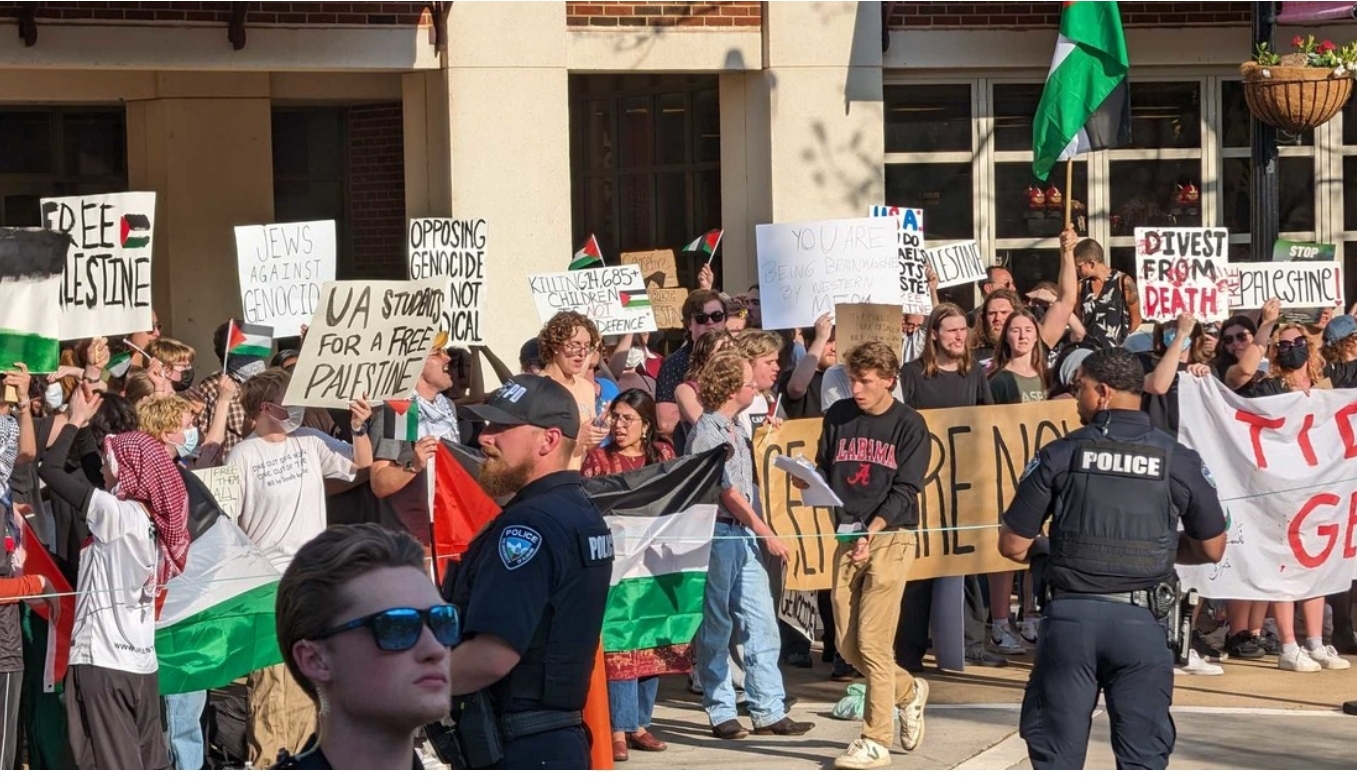 Estudiantes propalestinos y proisralíes concuerdan en una cosa: “¡Fuck Joe Biden!” 