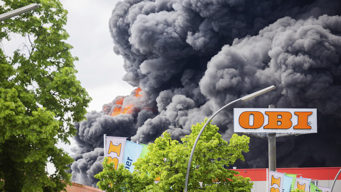 Humo tóxico tras un incendio en una fábrica en Berlín
