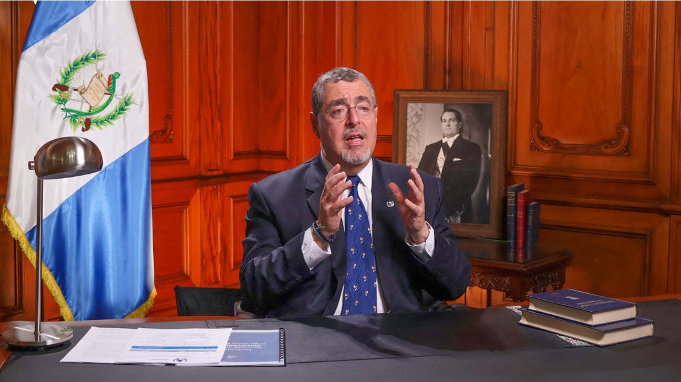 Presidente de Guatemala busca reformar una ley para destituir a la fiscal general