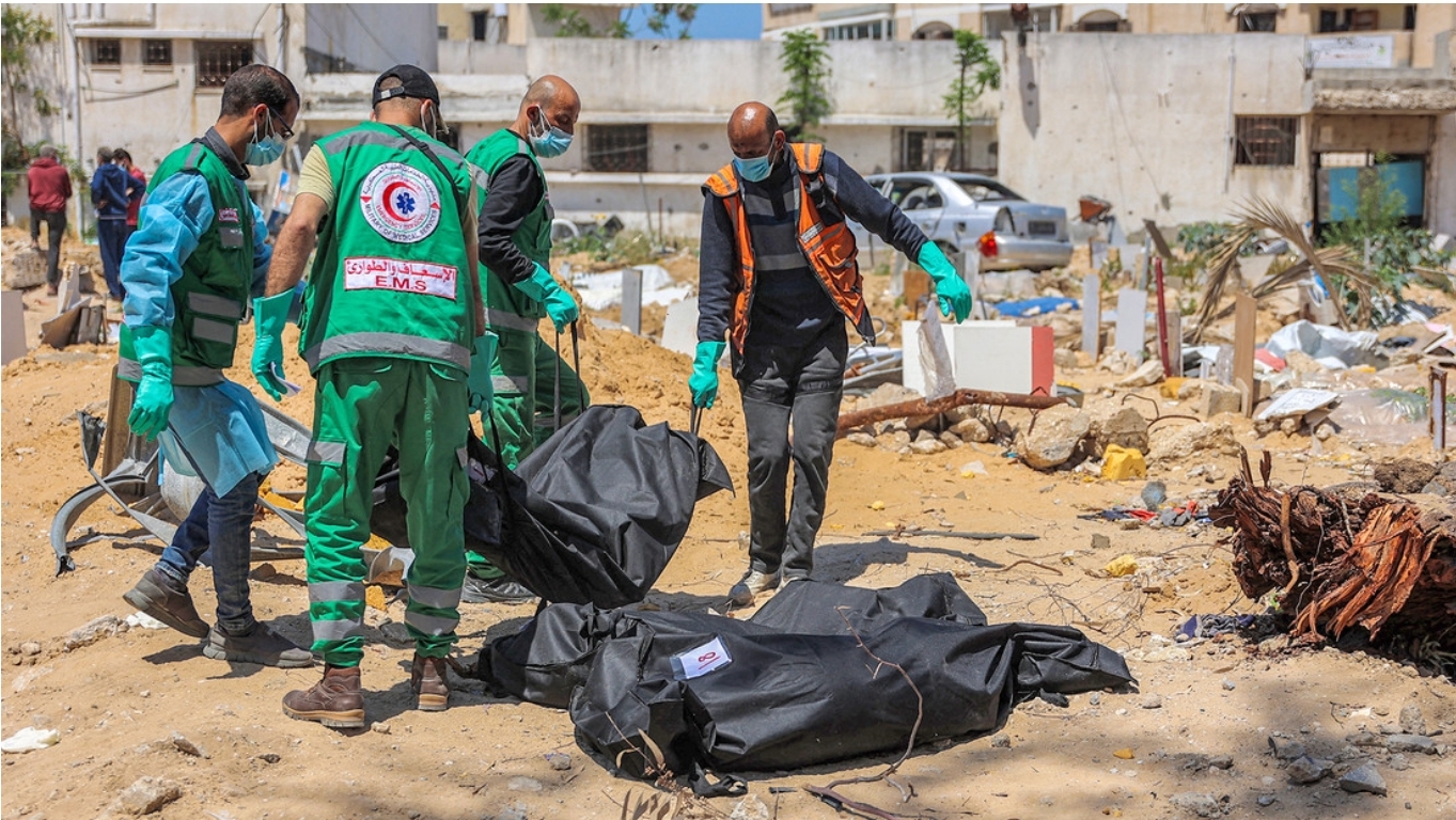 Hallan una tercera fosa común en el hospital Al Shifa de Gaza