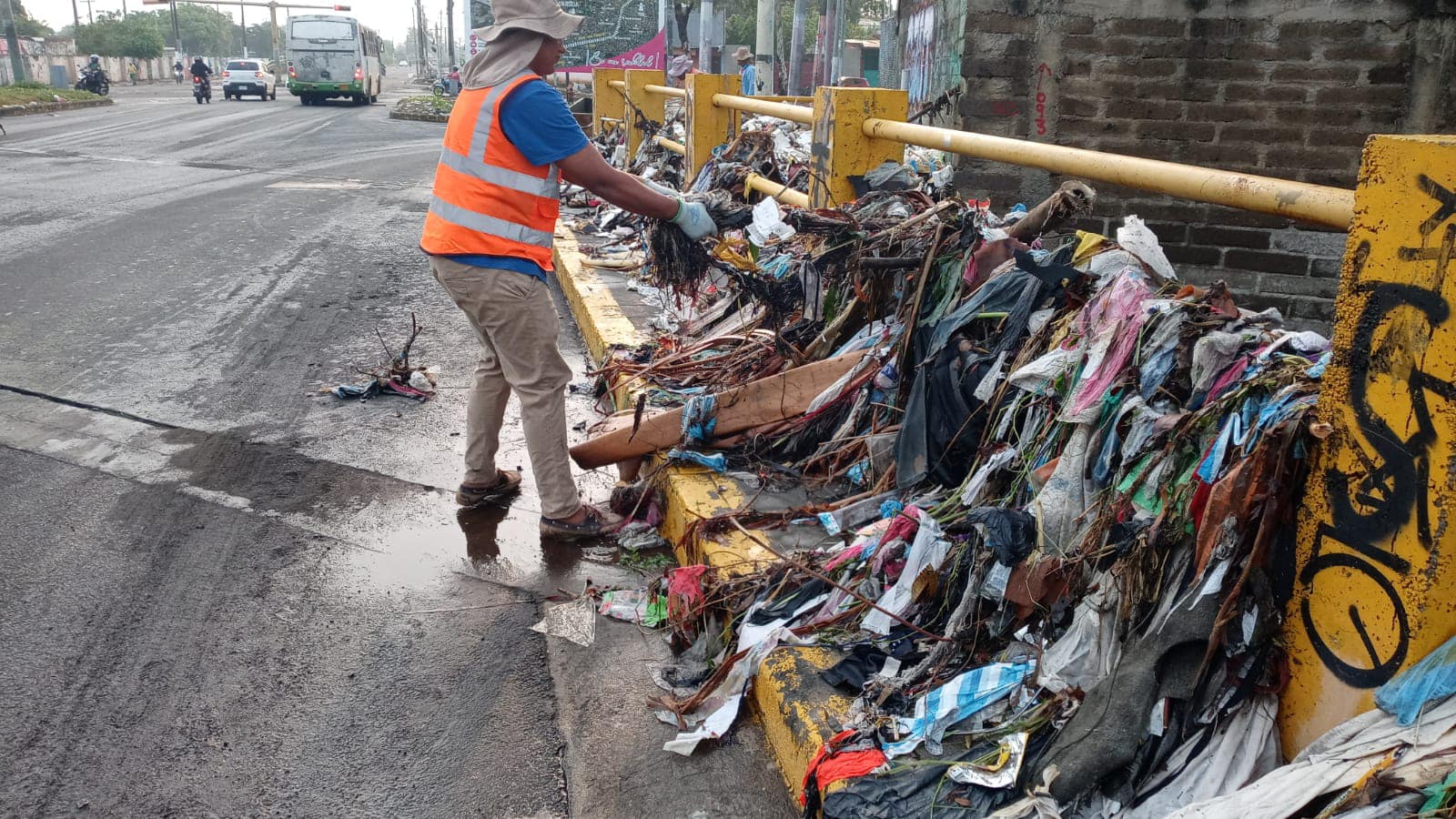 ALMA realiza limpieza en las calles luego de la fuerte lluvia que cayó en la capital