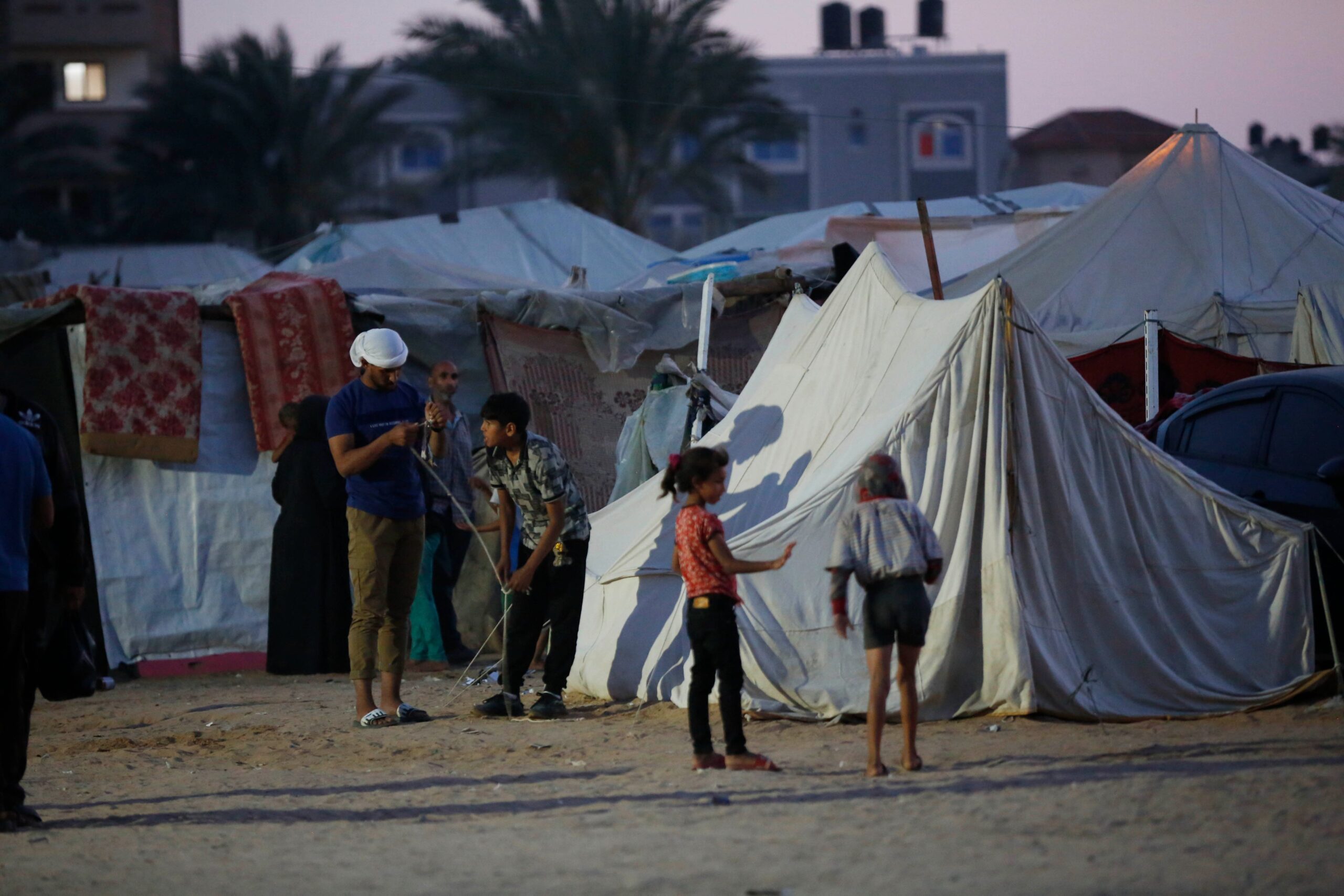 ONU: Casi 360.000 civiles palestinos huyeron de Rafa en una semana