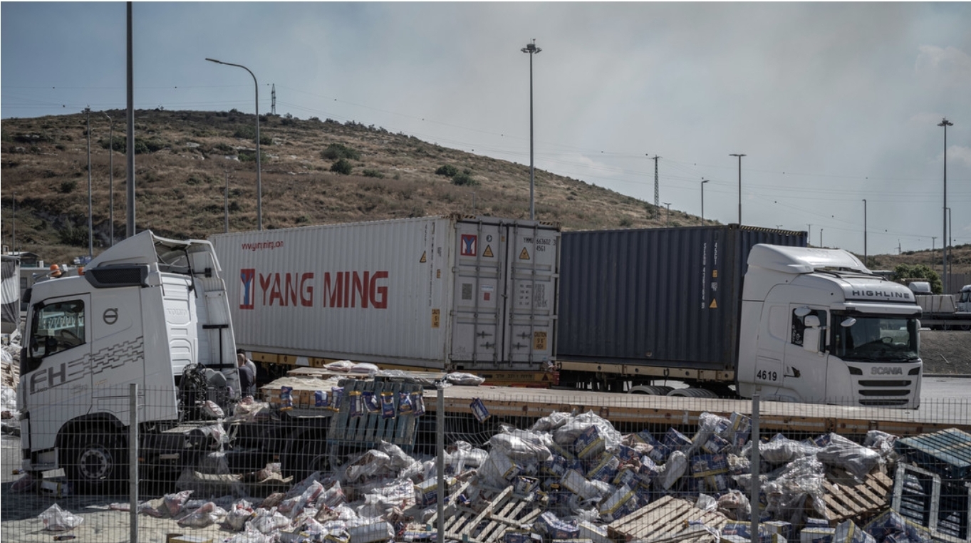 Adultos y niños israelíes vandalizan ayuda para Gaza y prenden fuego a camiones