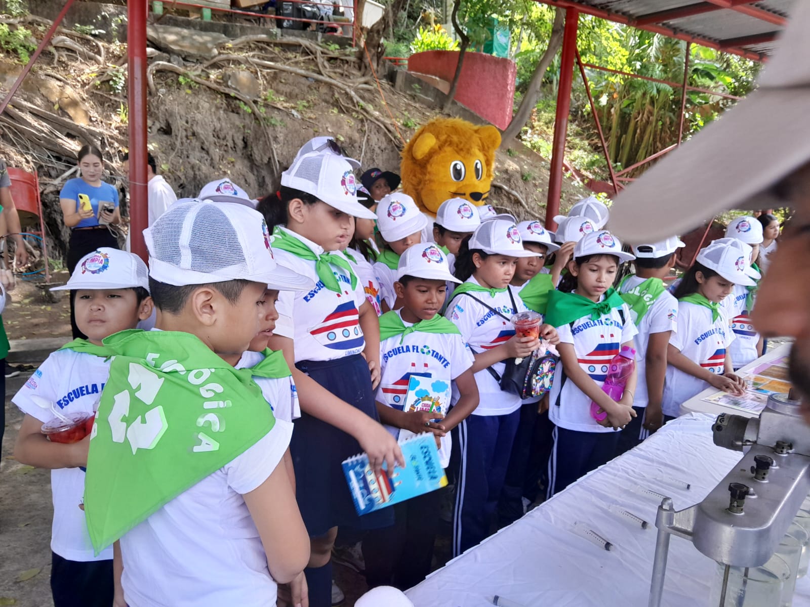 Proyecto Escuelas Flotantes capacita sobre el cuido de la Laguna de Tiscapa
