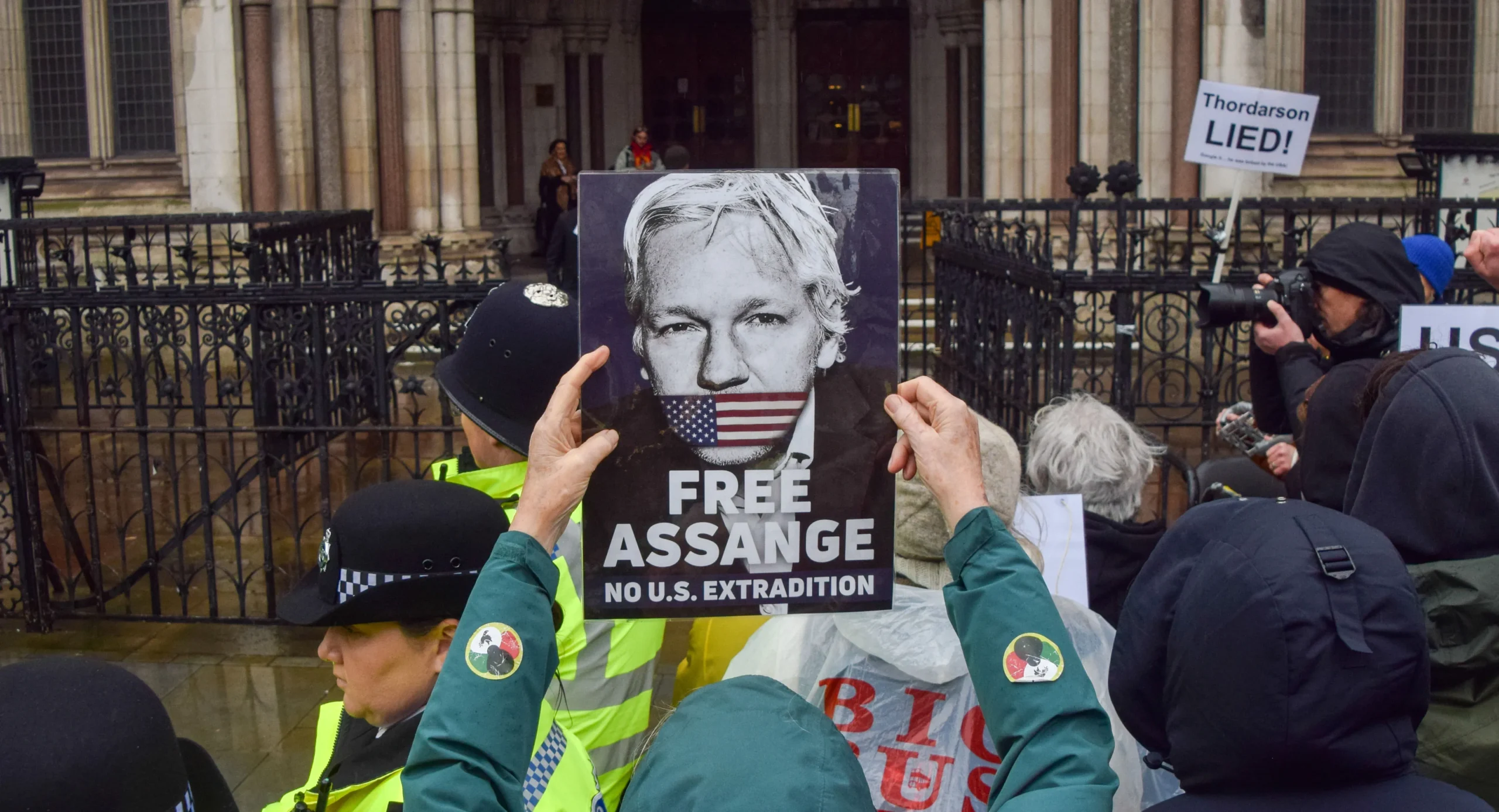 Un tribunal de Londres falló a favor de Julian Assange y podrá apelar contra la orden de extradición a Estados Unidos
