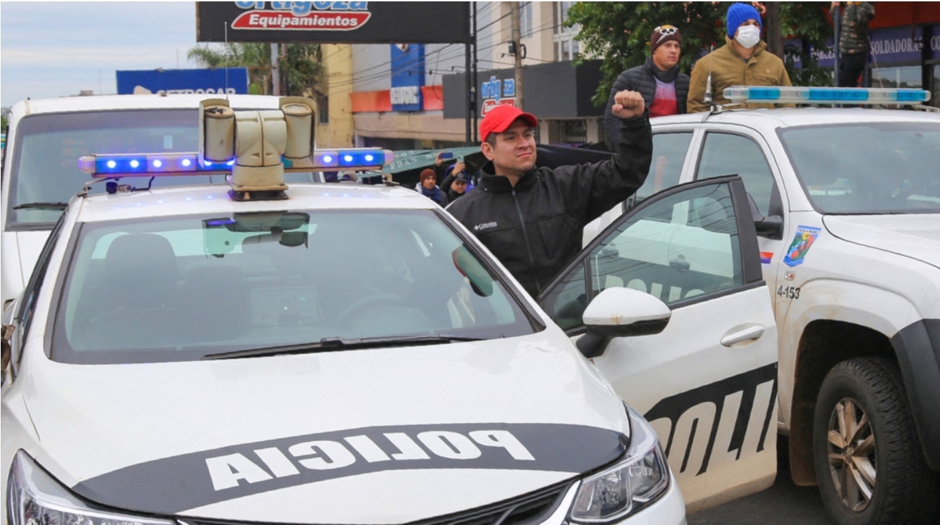 “No pueden hacer huelga”: Bullrich amenaza a policías que exigen alzas salariales en Argentina