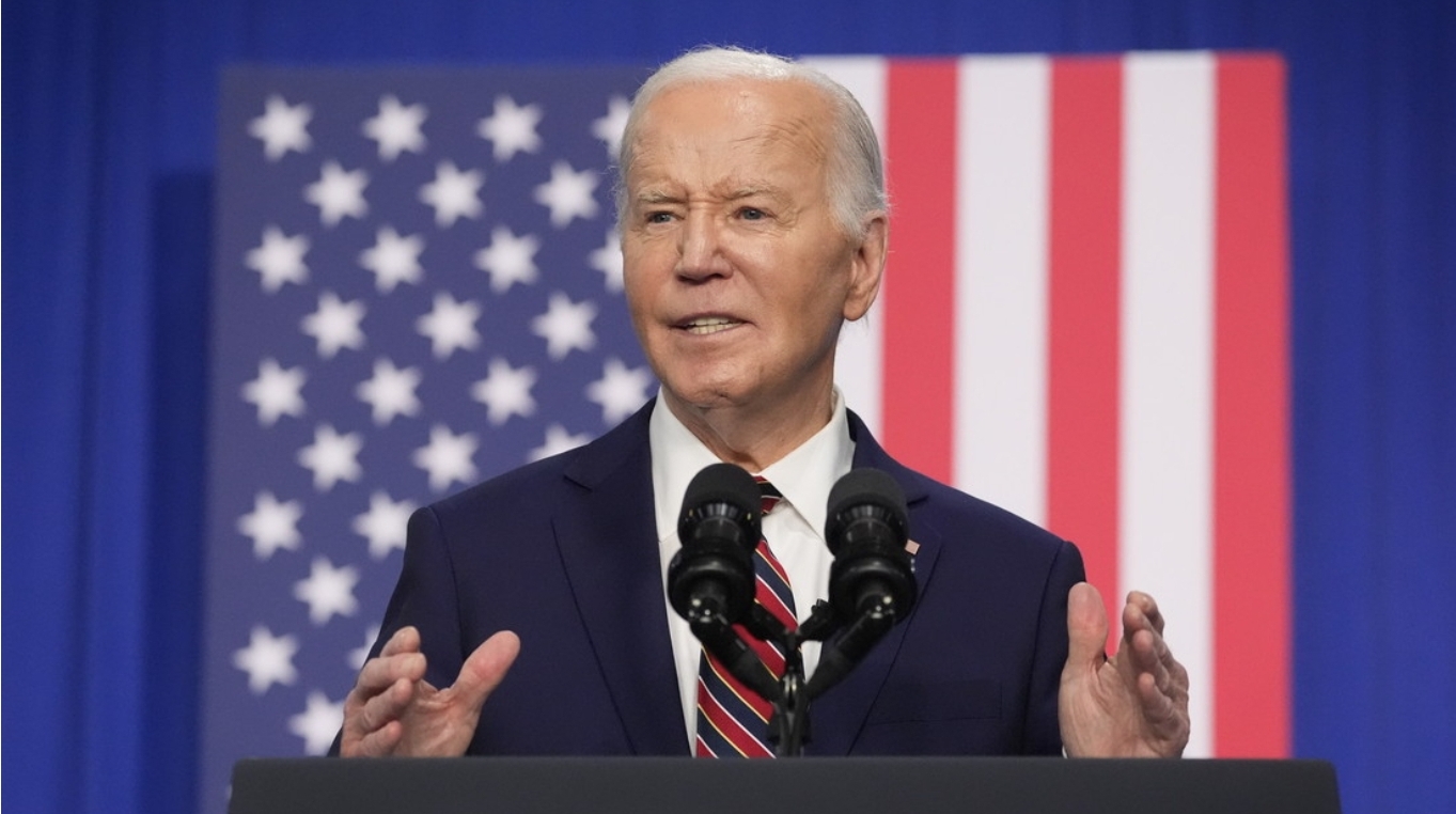 A Biden se le traba la lengua al hablar de una ley