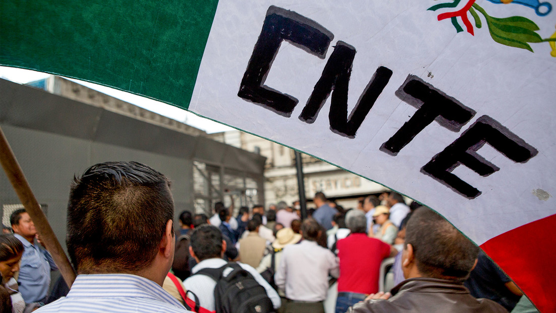 Trabajadores de la Educación en México bloquean por horas el principal aeropuerto del país