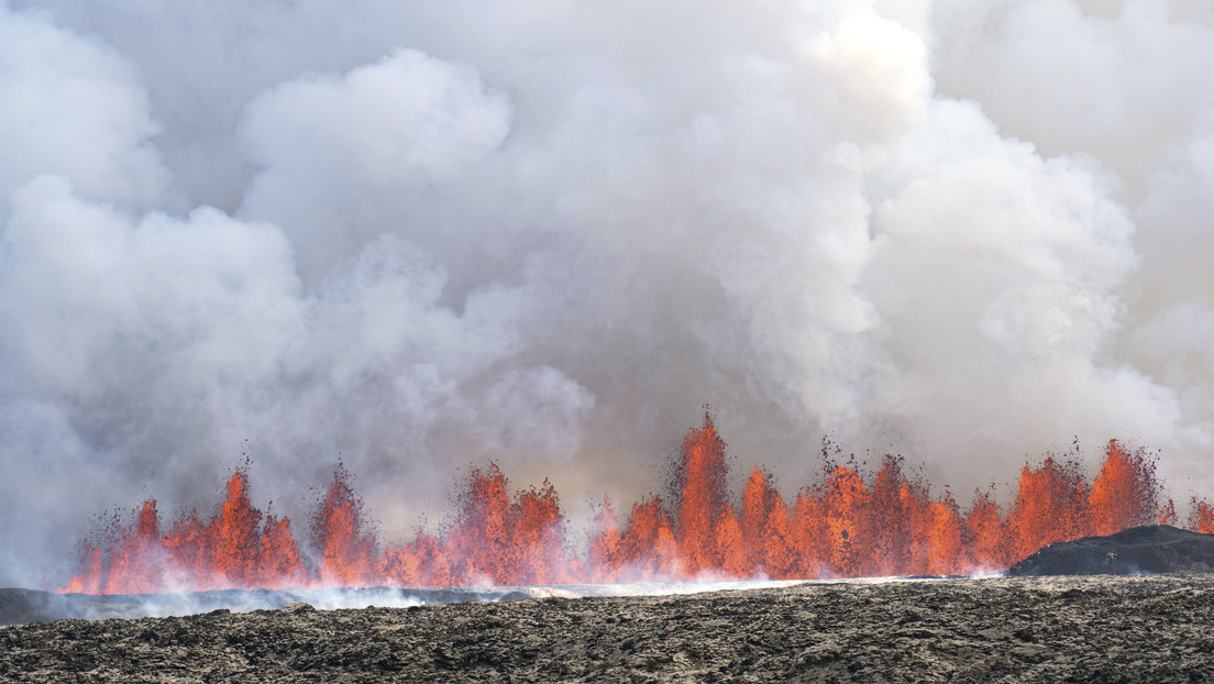 Volcán islandés vuelve a erupcionar con lava que alcanza hasta 50 metros de altura