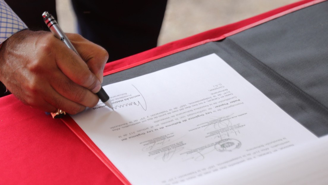 “Un nuevo y moderno Estado”: Maduro firma la reforma de la Ley Orgánica del Poder Popular