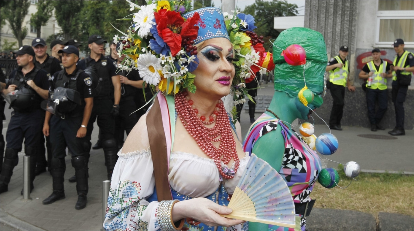 Reclutadores militares llegan a un evento LGBT en Kiev e intentan llevarse a hombres