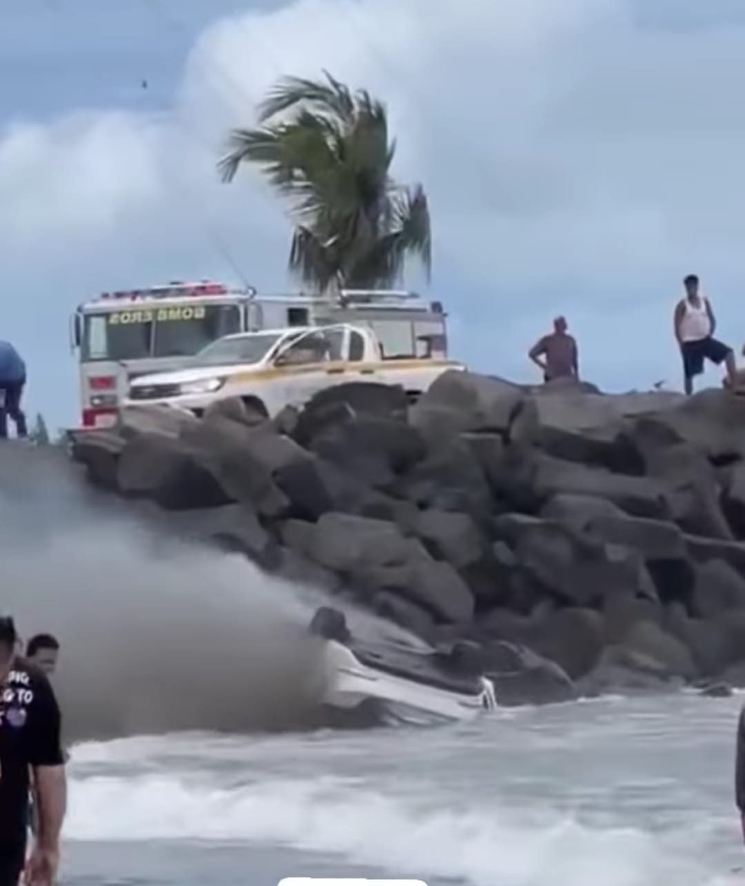 Vehículo cae y se incendia  a orilla de playa de Paso Caballo