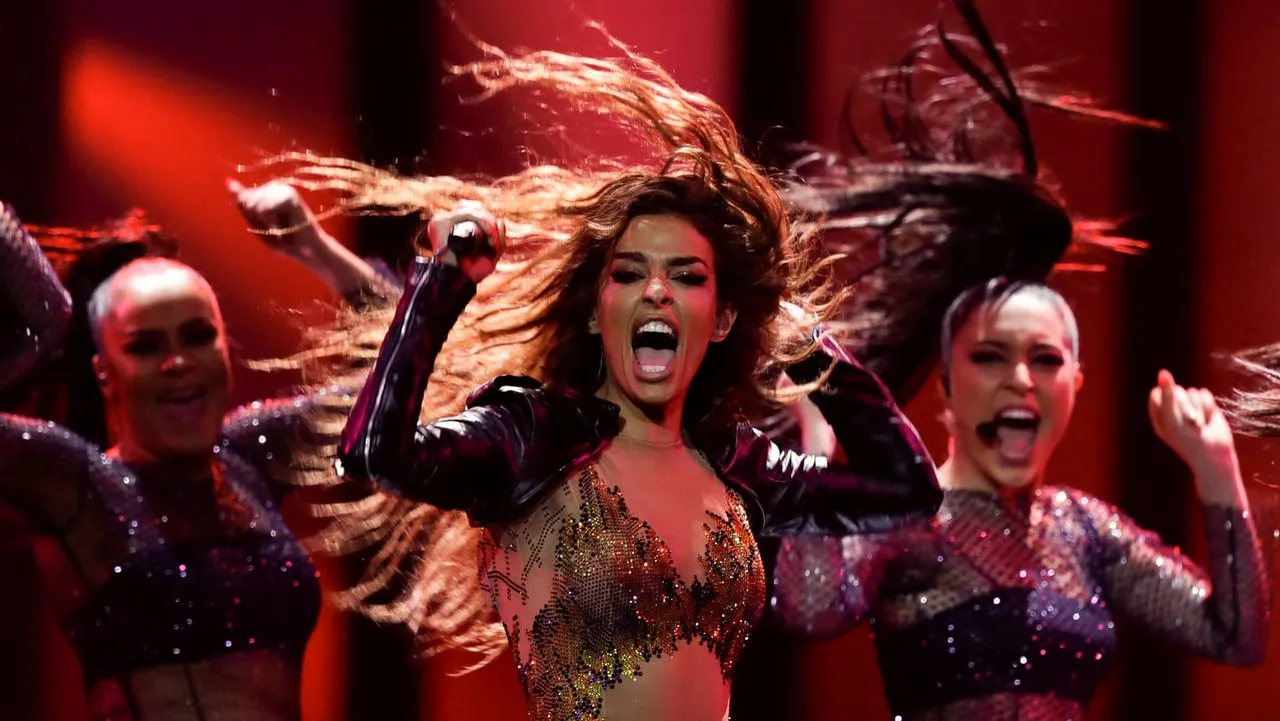 Eleni Foureira es acosada sexualmente por un fan durante un concierto