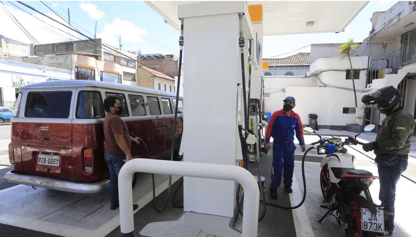 Gobierno de Ecuador decide quitar subsidio a la gasolina y se reavivan las protestas