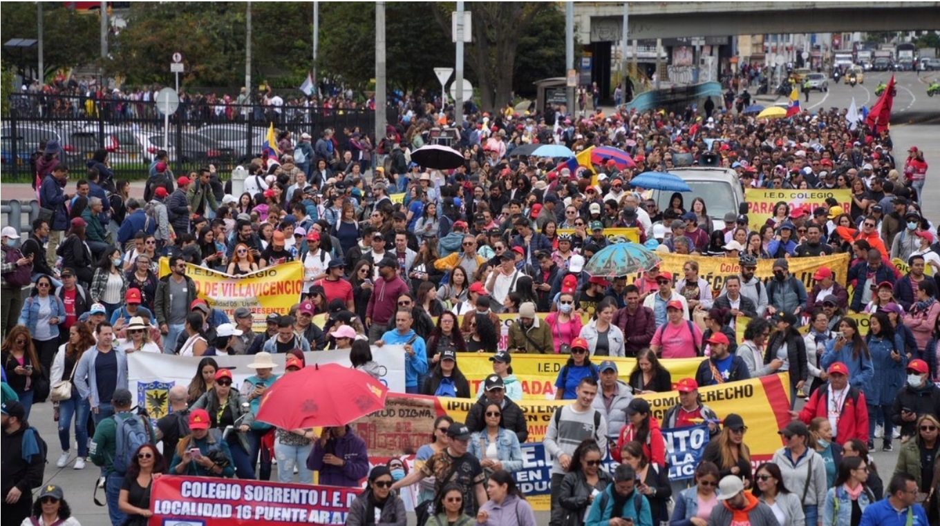 Maestros colombianos cierran la frontera con Ecuador como parte del paro nacional