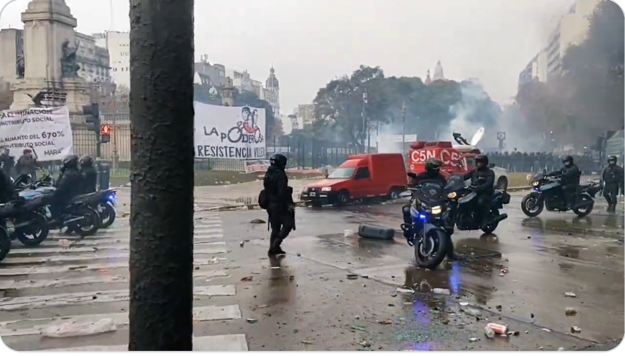 La represión policial a los manifestantes que protestan contra la Ley Bases en Argentina