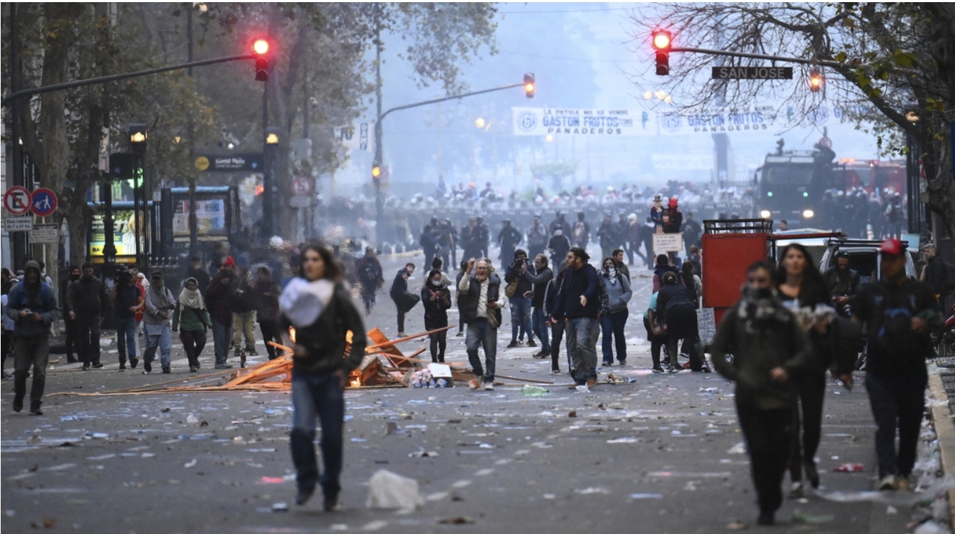 Gobierno de Milei dice que manifestantes “intentaron perpetrar un golpe de Estado”
