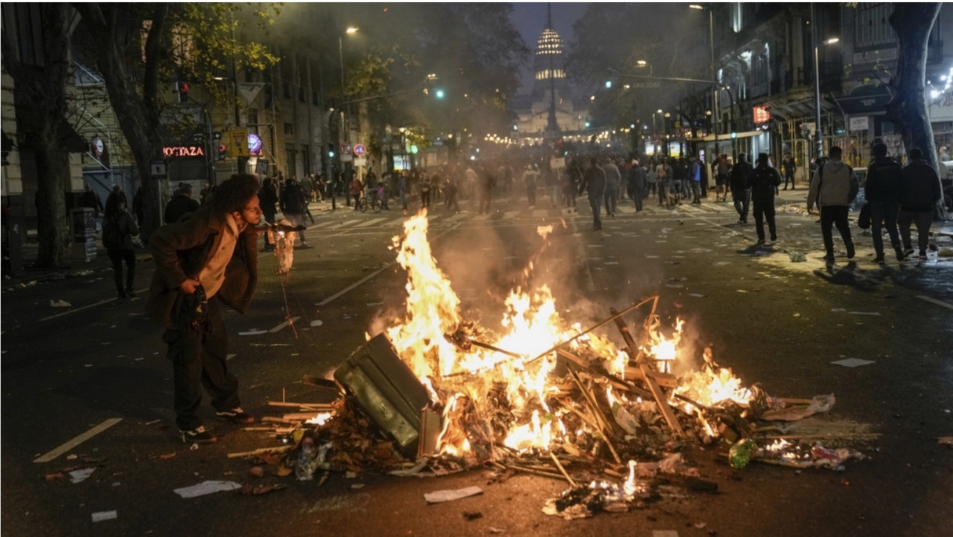 “La patria no se vende”: golpe contra Milei en un estadio de fútbol