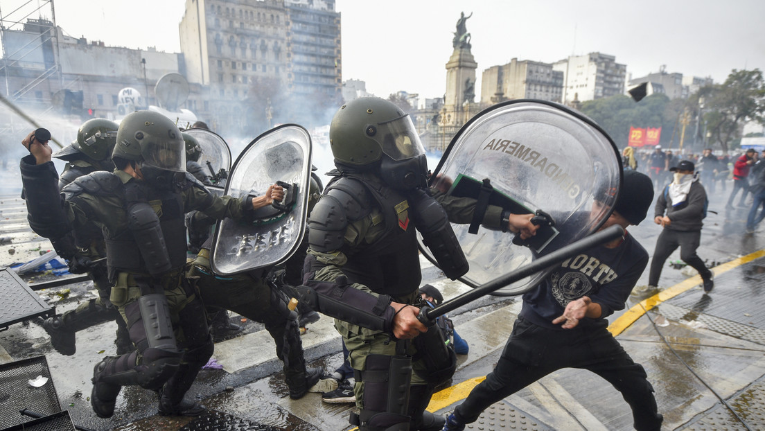 Petro comparte un video de la violenta represión en Argentina durante el debate de la Ley Bases