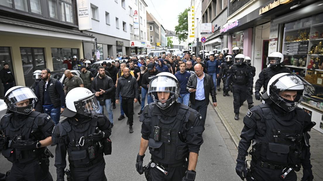 Policía antidisturbios interviene por violentos choques en la Eurocopa