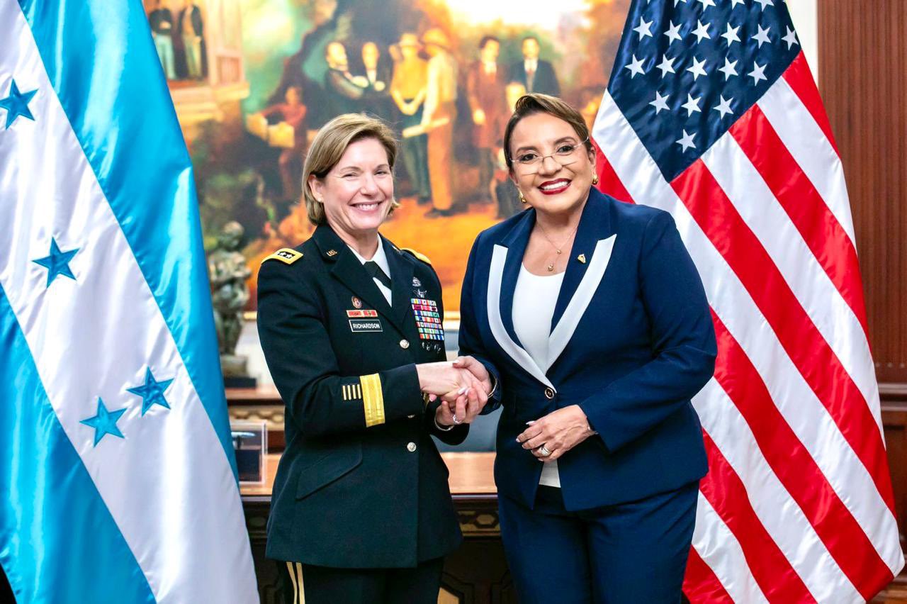 La presidenta de Honduras recibe a la jefa del Comando Sur de EEUU