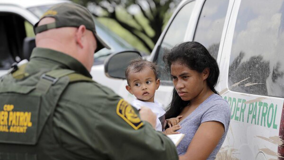 ¿En qué consiste la nueva medida para migrantes que Biden anunciará este martes?