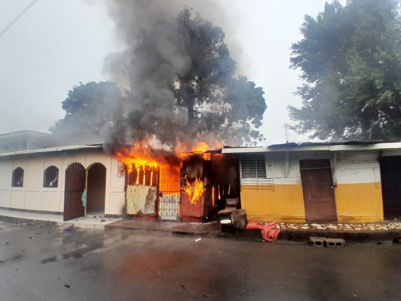 Bomberos rescatan a dos ancianos tras el incendio de su vivienda en Managua