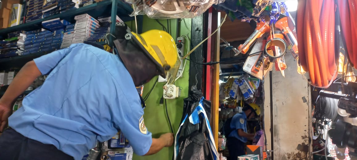Bomberos  inspeccionan sistema eléctrico en tramos ferreteros del mercado Oriental
