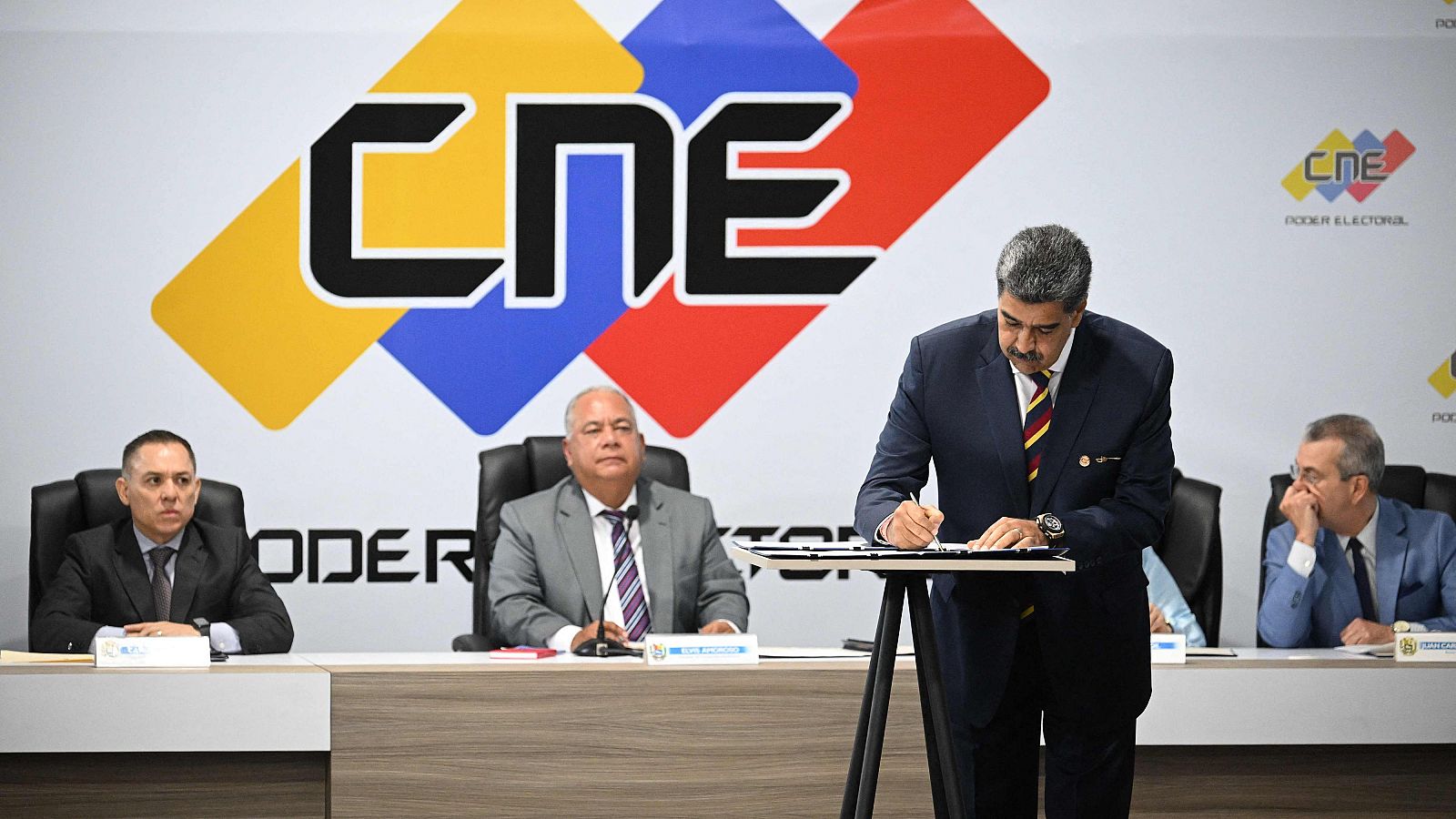 Candidatos a la Presidencia de Venezuela firman acuerdo de reconocimiento de resultados
