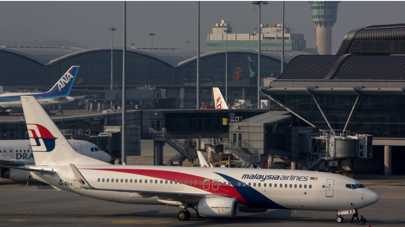 Un Boeing 737 echa chispas tras el despegue