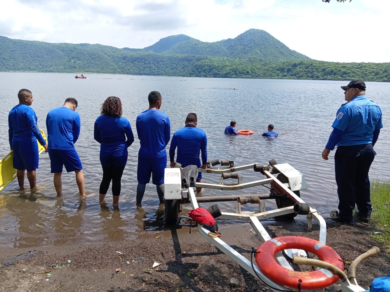 Bomberos Unidos desarrollan ejercicio de rescate en la laguna de Xiloá