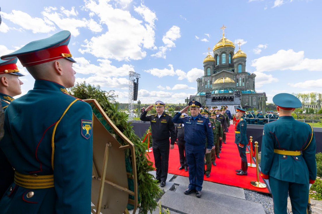 Rinden homenaje a los fallecidos en la Gran Guerra Patria en el principal templo de las FF.AA. de Rusia