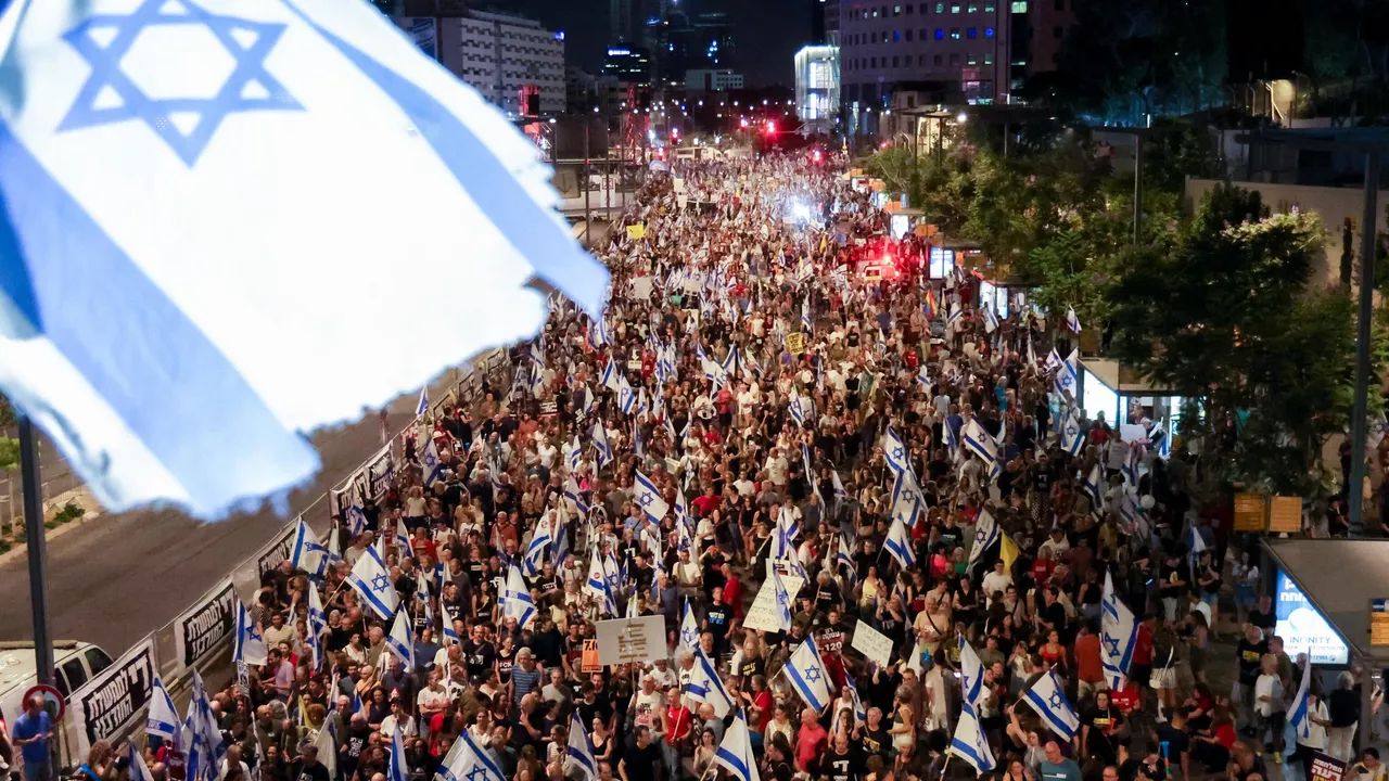 Miles de israelíes protestan para exigir la dimisión de Benjamín Netanyahu