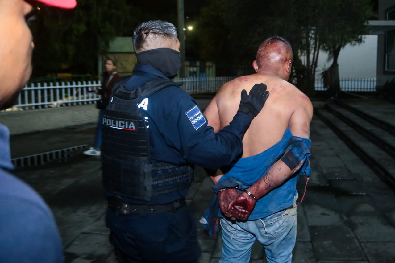 Hombre mata a sus vecinos a balazos por hacer una fiesta en la calle en México