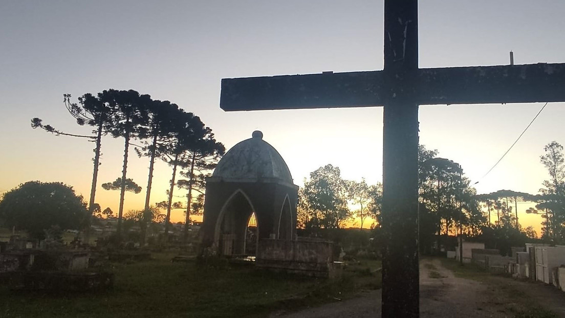 Tres menores sacan por “curiosidad” el cadáver de una tumba en Brasil