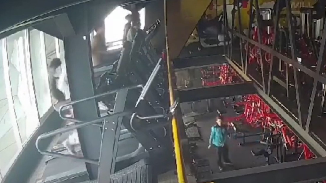 Mujer muere tras caer desde el tercer piso de un gimnasio donde hacía ejercicio
