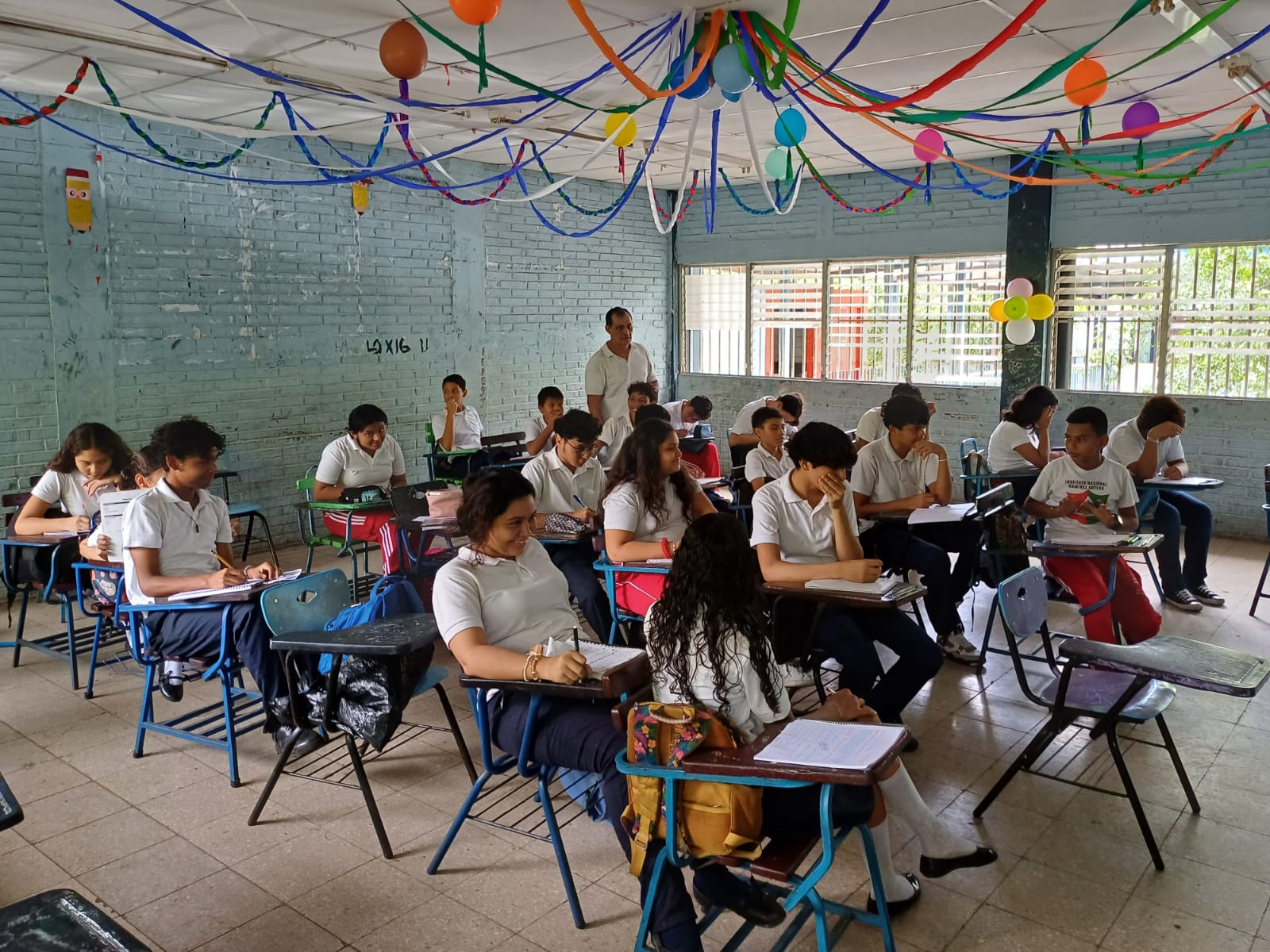 Comunidad educativa del Instituto Miguel Ramírez Goyena celebra el Día del Maestro