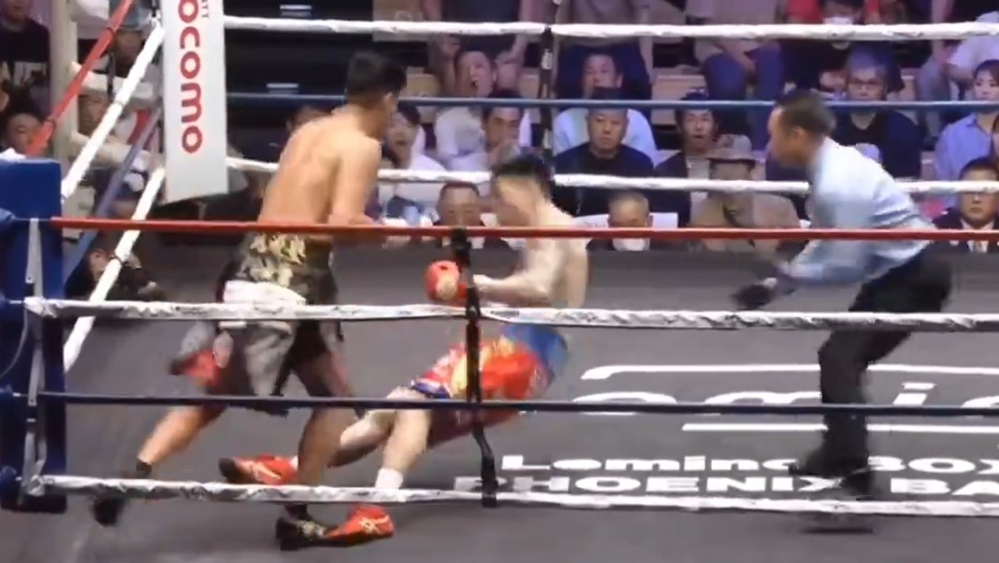 Boxeador cae, se repone y gana con súbito nocaut que pone a convulsionar a su rival