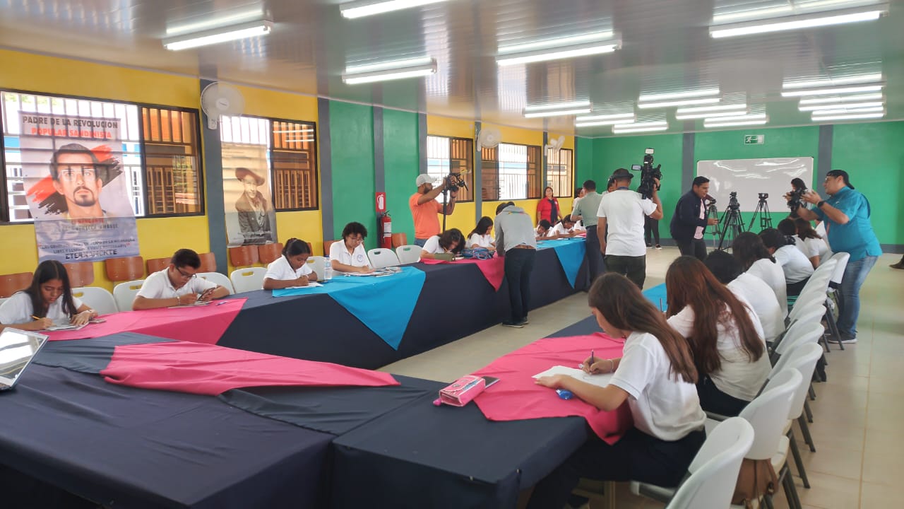 Estudiantes de secundaria participan en certamen de dibujo y pintura alusivo al 45/19