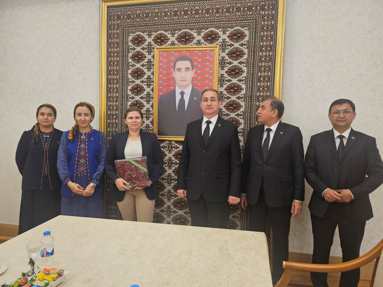 Embajadora de Nicaragua visita universidades estatales en Turkmenistán