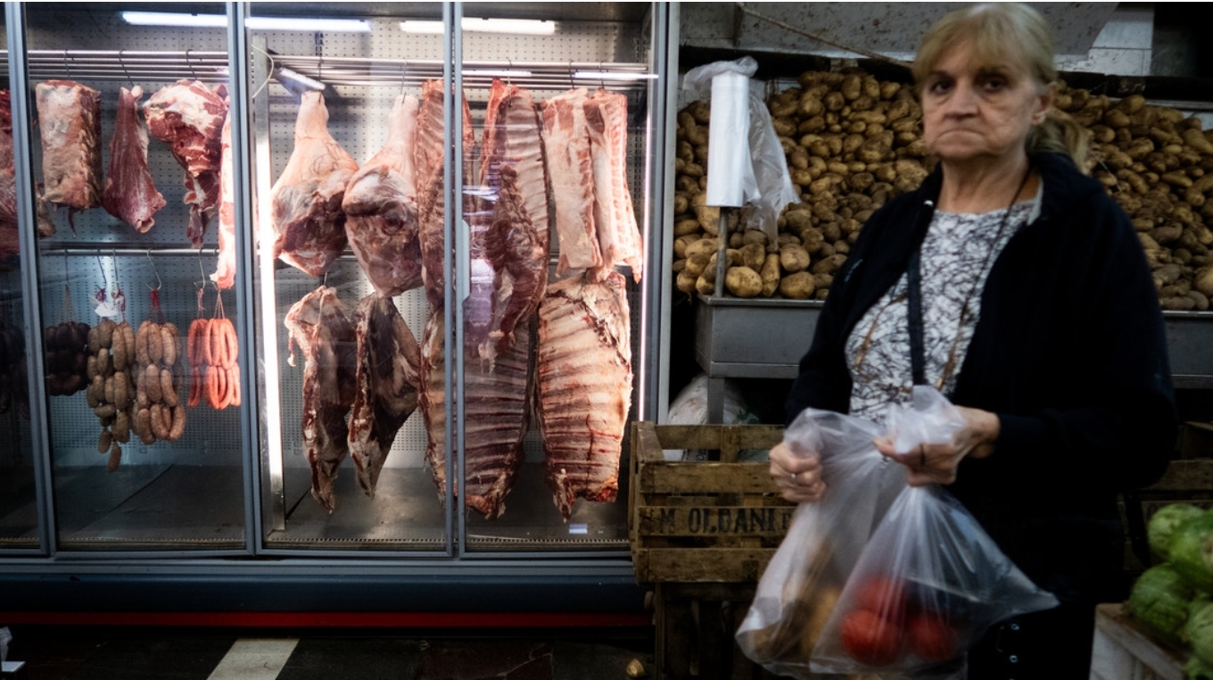 “País para pocos”: se desploma el consumo de carne, leche y pan por la crisis económica en Argentina