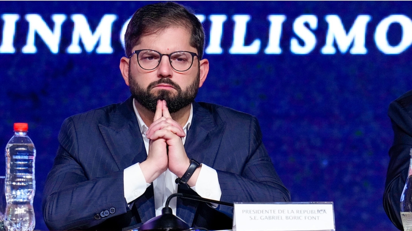 Pedidos de renuncia y de estado de sitio: masacres sumen a Boric en una crisis política en Chile