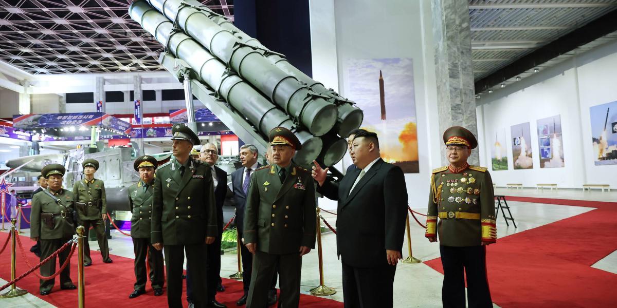Kim Jong-un recibe a una delegación militar rusa